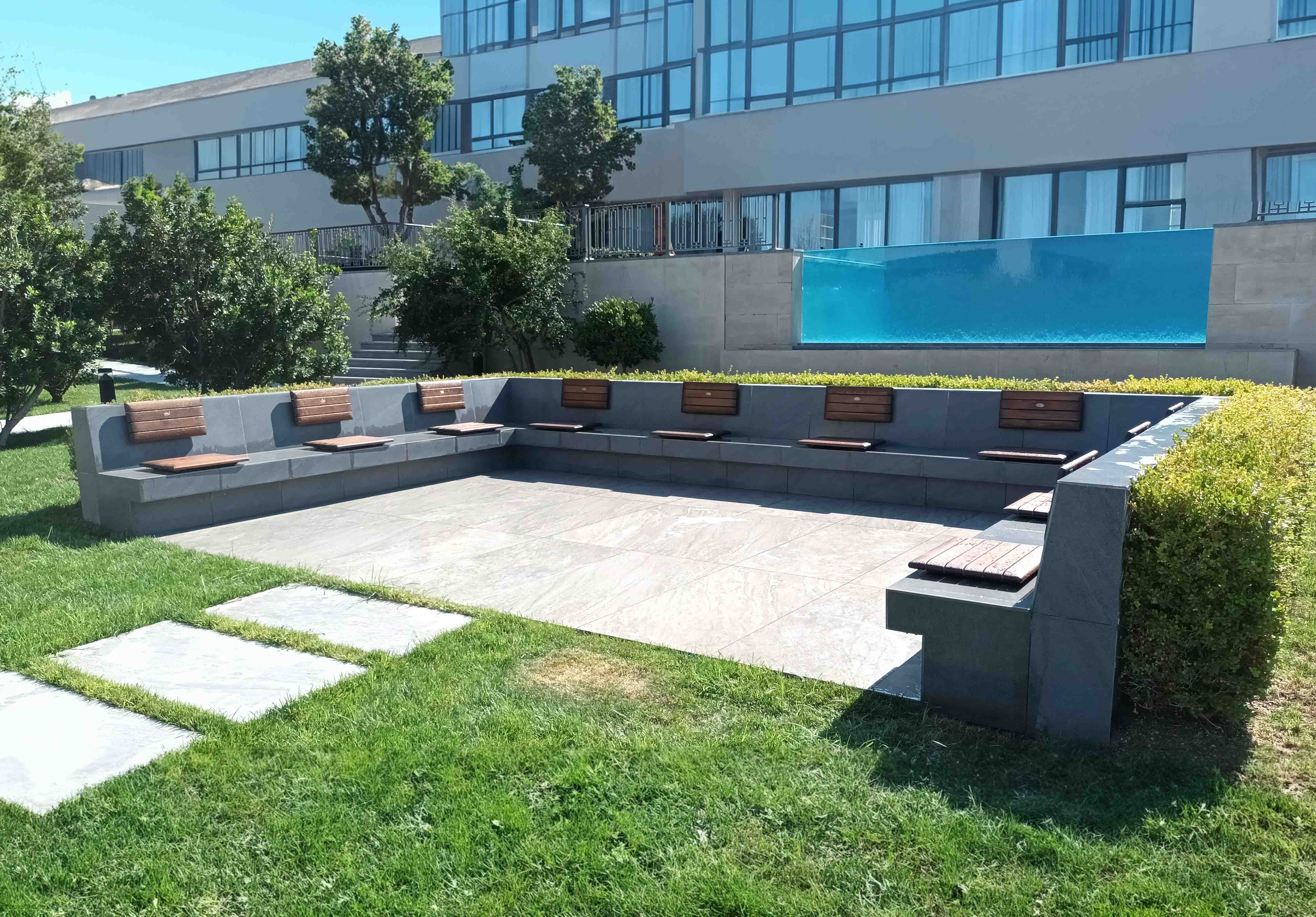 Seating on concrete · Bancos personalizados - IDEA.AZ